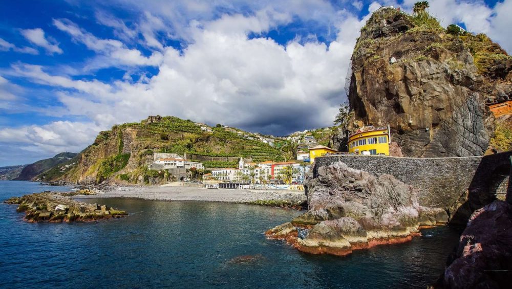 Insenatura e paese sulla costa di Madeira