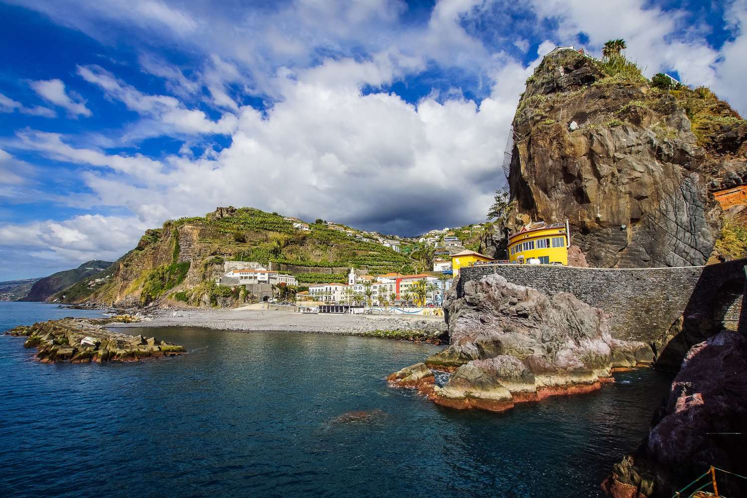 Insenatura e paese sulla costa di Madeira