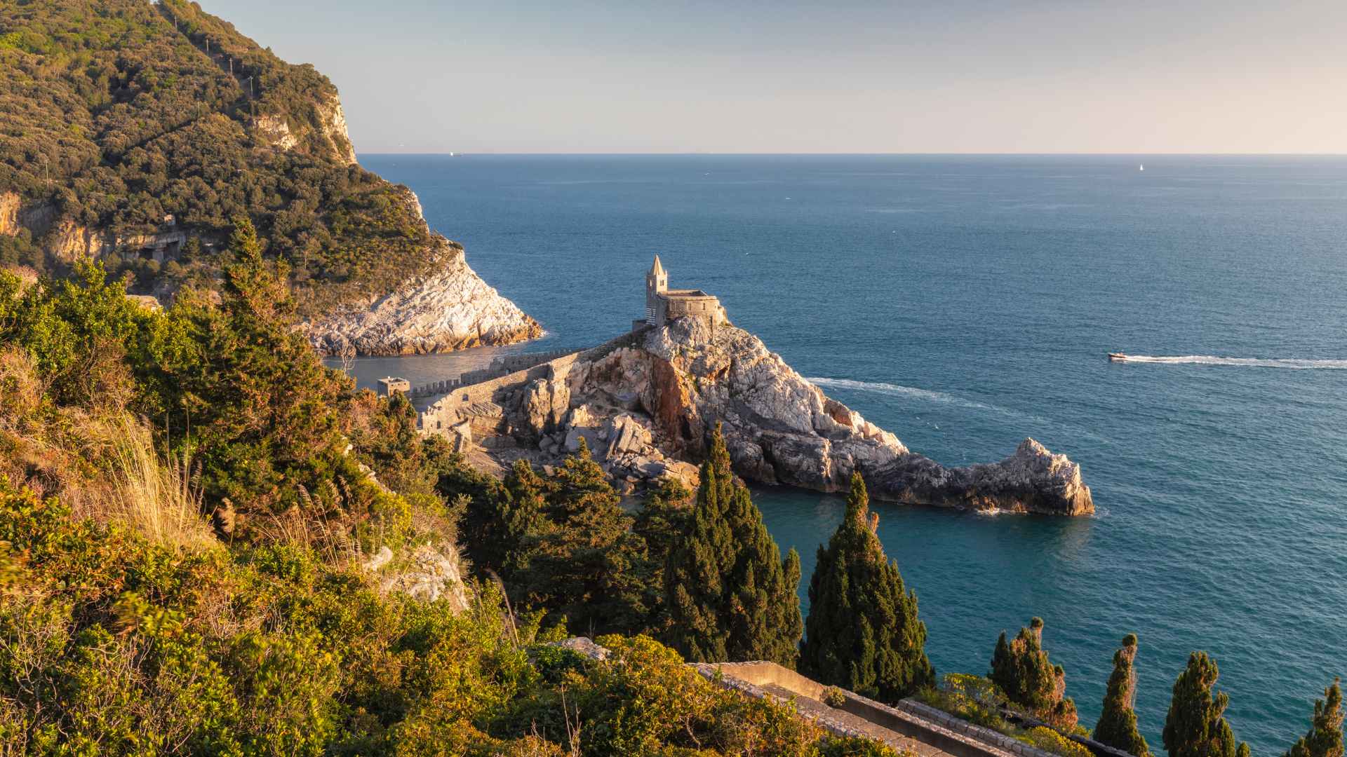 trekking liguria con vista sul mare Riomaggiore